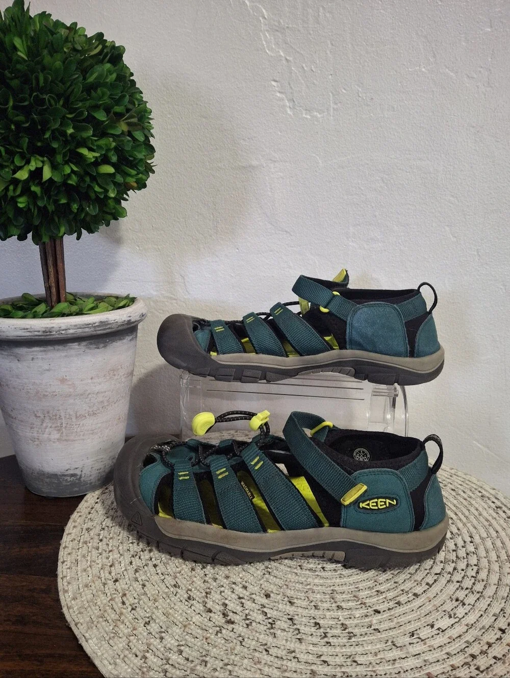 Kid's Keen Green Outdoor Sandals Size 6.